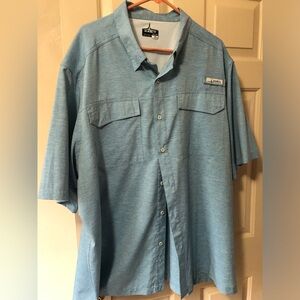 Habit short-sleeve vented men’s shirt.